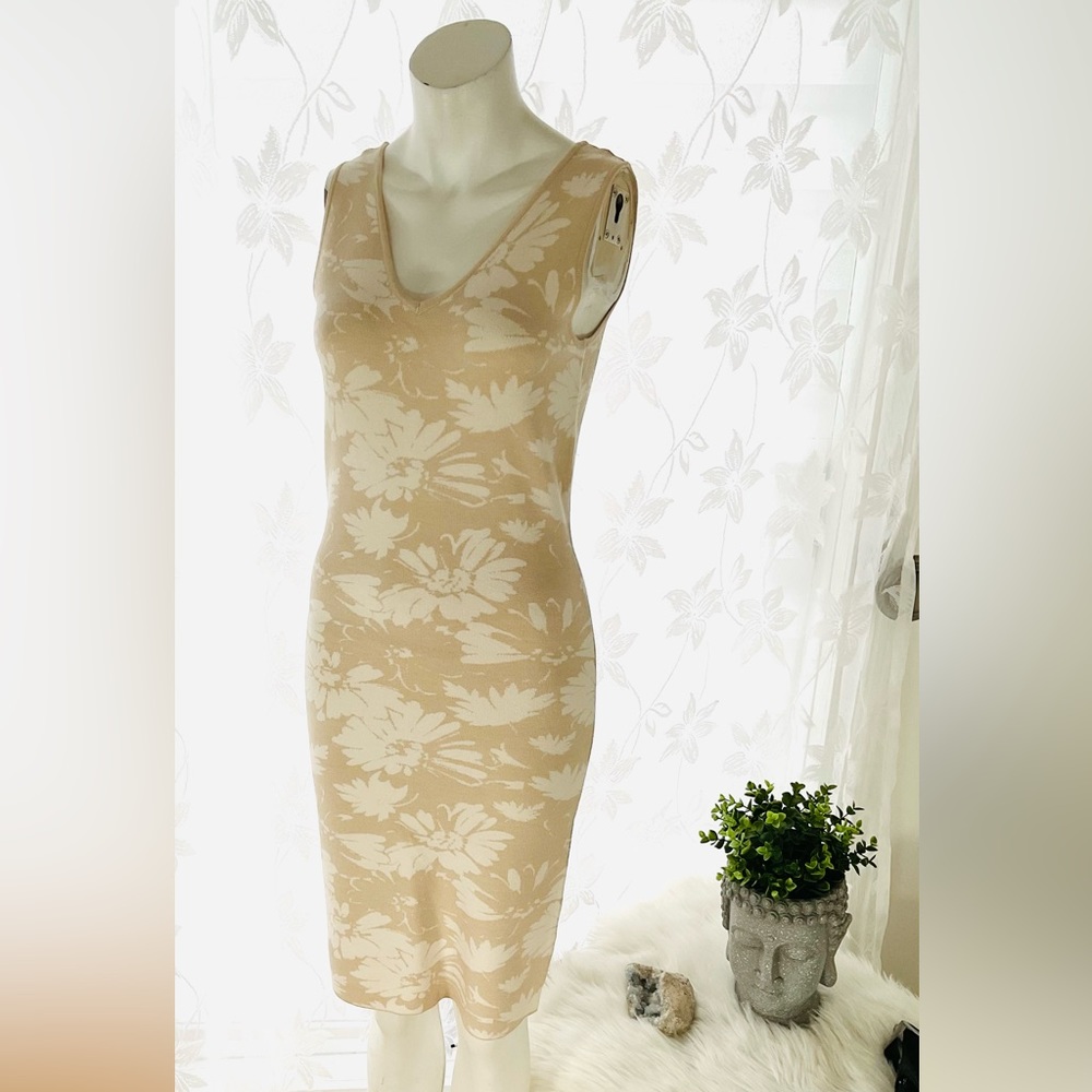 EMPROVED V-NECK DRESS